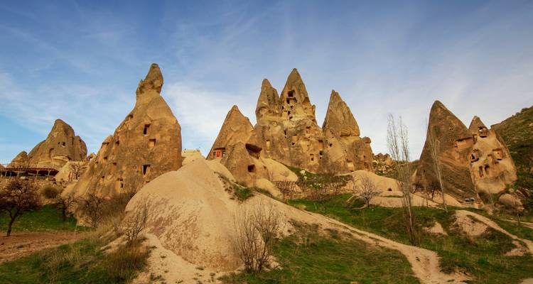 Cheminées de fées de Cappadoce sous un ciel dégagé.