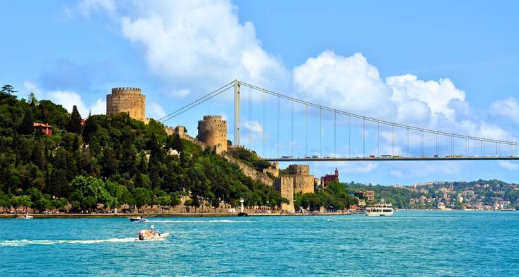 Pont du Bosphore et Forteresse de Roumélie au-dessus de l'eau à Istanbul.