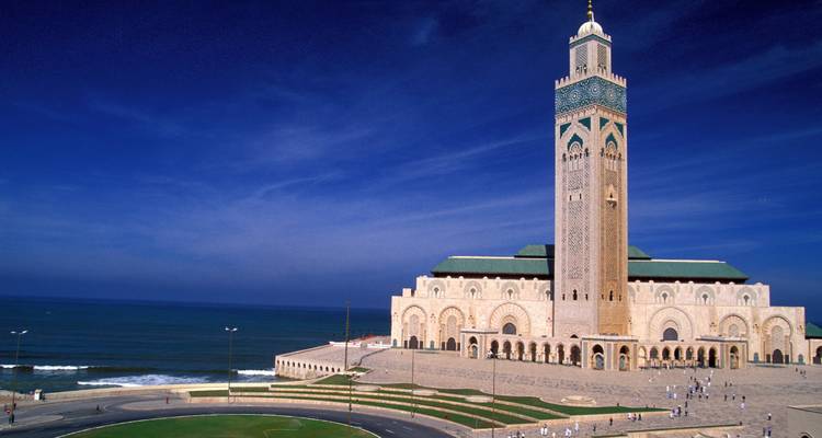 Die Hassan-II-Moschee in Casablanca, Marokko, mit dem Ozean im Hintergrund.