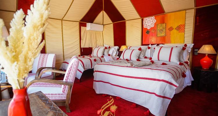 Intérieur luxueux d'un camp du désert avec une décoration traditionnelle.