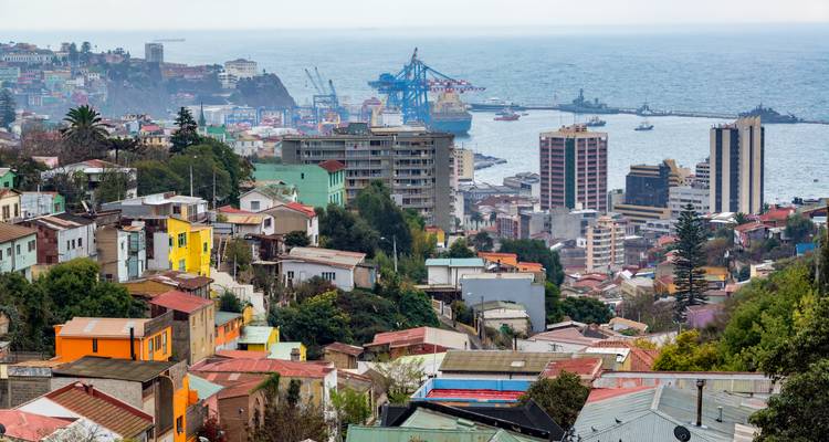 Un paysage urbain au bord de la mer avec vue sur le port et des bâtiments colorés.