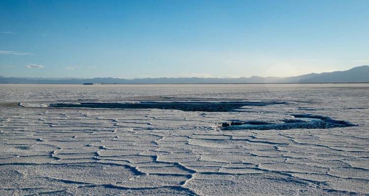 Vaste étendue de sel avec des motifs distincts à la surface.