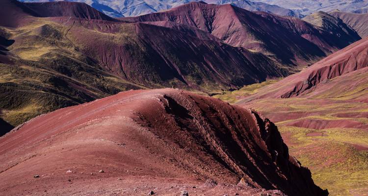 Montagnes colorées rouge profond avec des formations en couches.