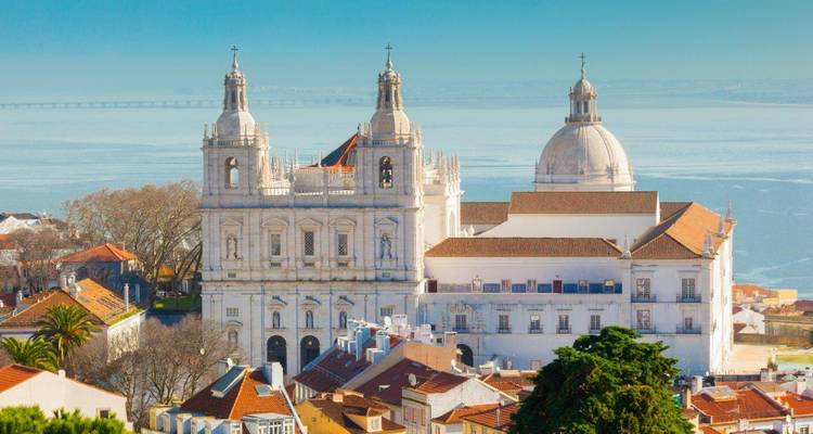 Weiße Barockkirche São Vicente de Fora mit Blick über Lissabons Dächer und die Tejo-Mündung.