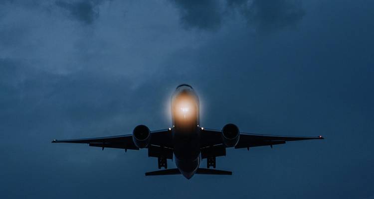 Un avión acercándose en un cielo nublado
