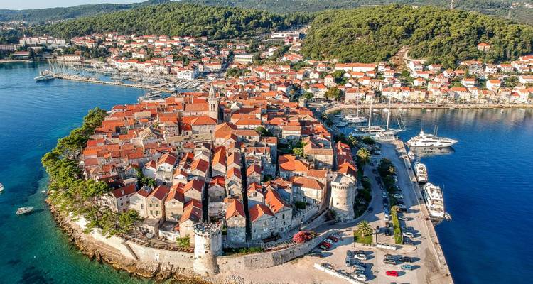Une vue aérienne d'une ville côtière fortifiée avec un port