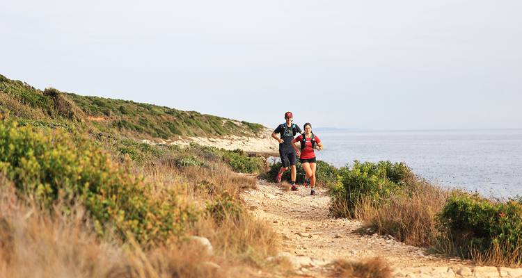 Deux personnes faisant du jogging sur un sentier côtier