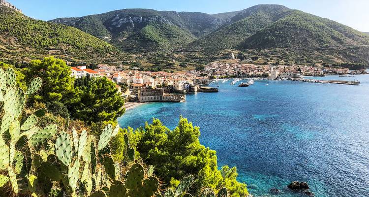 Une ville côtière nichée dans une baie aux eaux claires