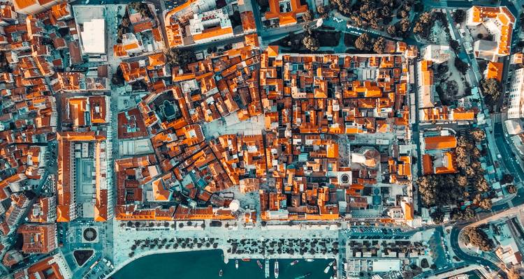 Une vue aérienne d'une ville historique aux toits de tuiles rouges