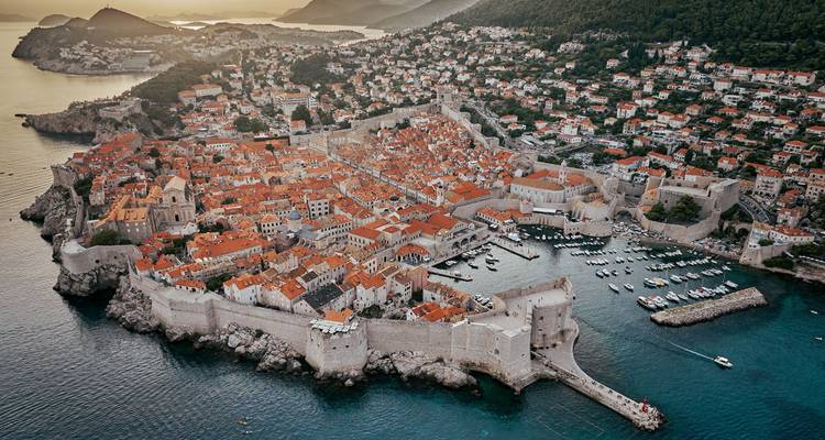 Une vue aérienne de Dubrovnik avec ses remparts fortifiés et son port