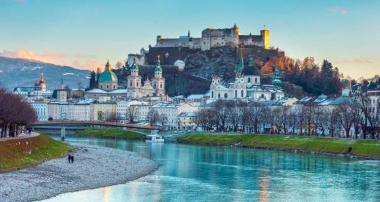 Un château sur une colline surplombant une ville et une rivière