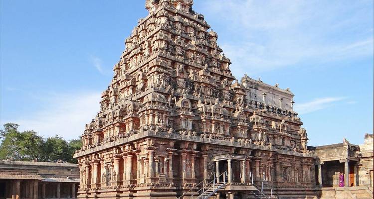 Templo antiguo con tallados detallados y escalones de piedra.