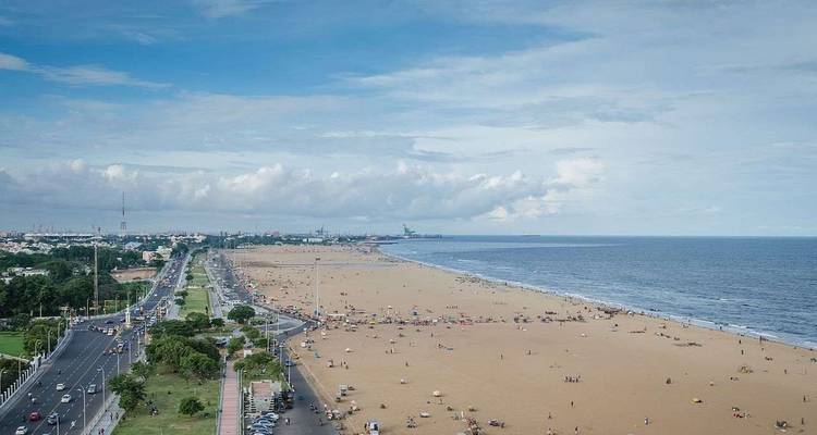 Vista aérea de Marina Beach con una carretera muy transitada que se extiende a lo largo de la costa.