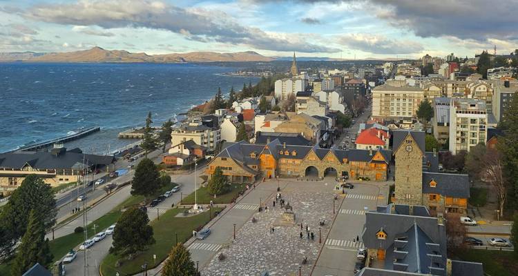 Vue aérienne d'une ville, montrant des bâtiments et un front de mer.