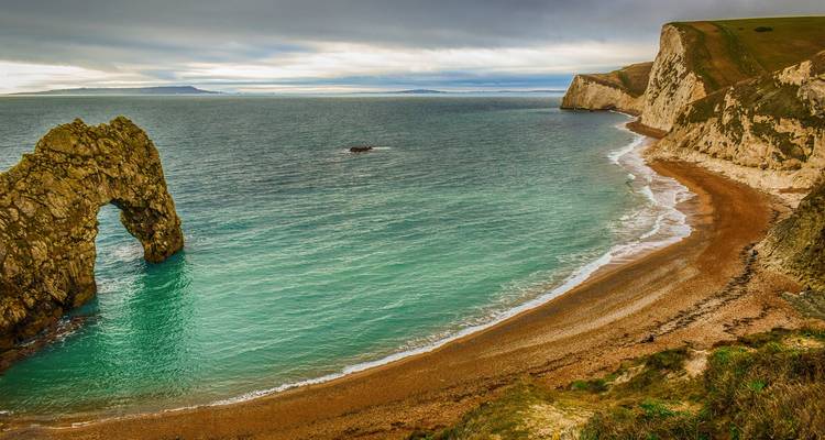 Formation rocheuse de Durdle Door sur la Côte Jurassique avec des eaux claires.