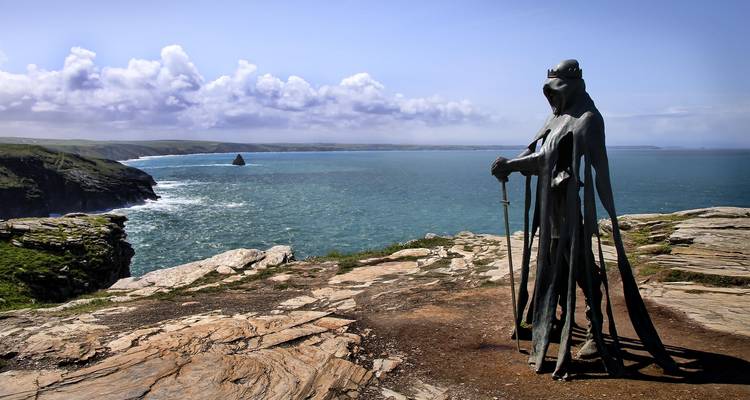 Statue surplombant l'océan par une journée ensoleillée.