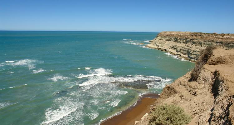 Vista del acantilado del océano con olas rompiendo.