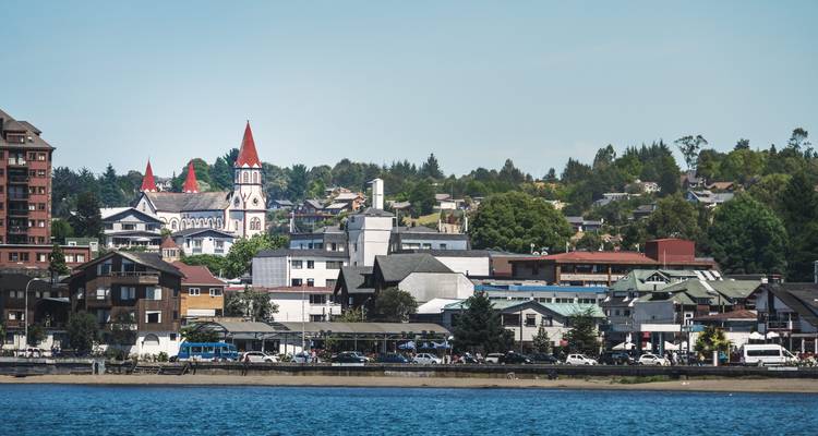 Vue de la ville depuis l'autre côté de l'eau avec une église visible.