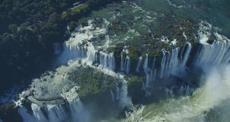 Vista aérea de cascadas en las Cataratas del Iguazú.