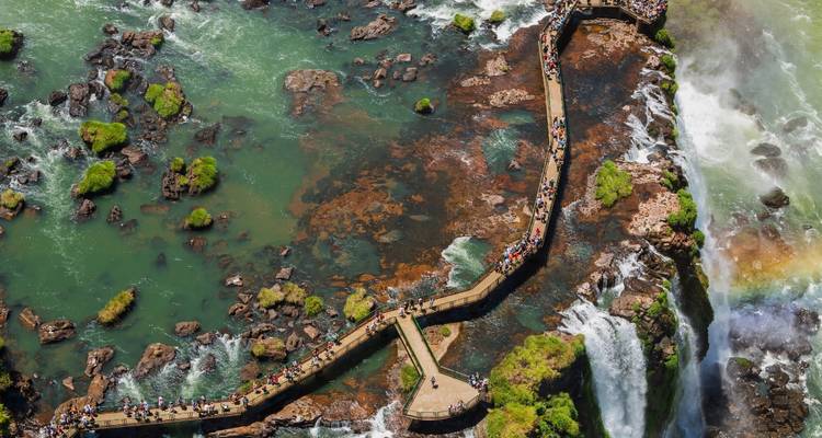 Personas caminando en un puente en las Cataratas del Iguazú.