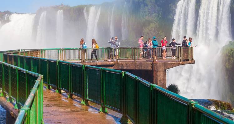 Turistas en una plataforma de observación en las Cataratas del Iguazú.