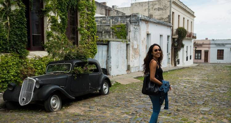 Personne marchant dans une rue pavée à côté de bâtiments rustiques.
