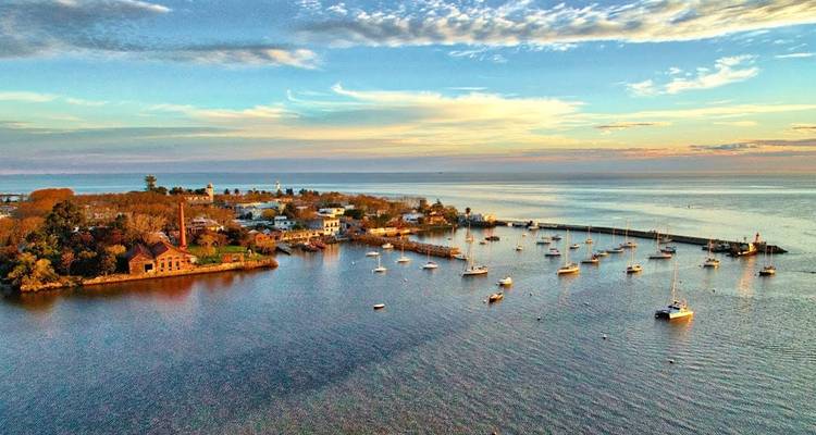 Vue aérienne de la zone côtière au coucher du soleil.