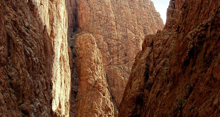 Vista de cerca de escarpados acantilados rojos en un cañón.