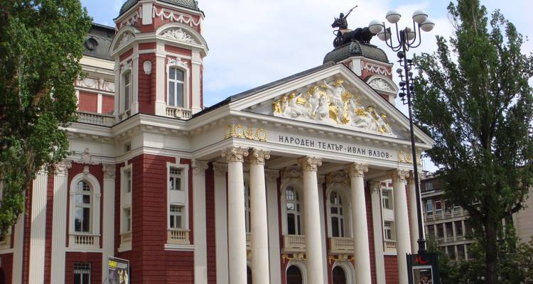 Théâtre national Ivan Vazov avec architecture néoclassique dans un cadre verdoyant.