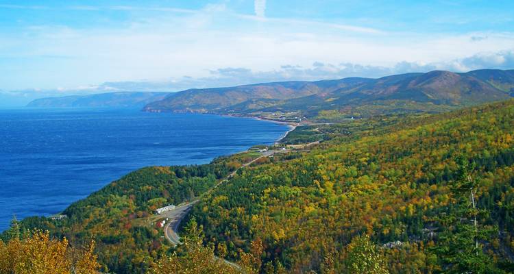 Uitgebreid uitzicht over de bosrijke heuvels en kronkelende kustlijn van Cape Bretón's Cabot Trail.