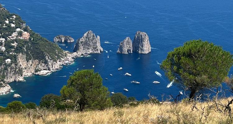 Formaciones rocosas costeras rodeadas de agua azul cristalina.