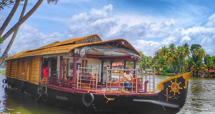 Casa flotante navegando en los remansos serenos.