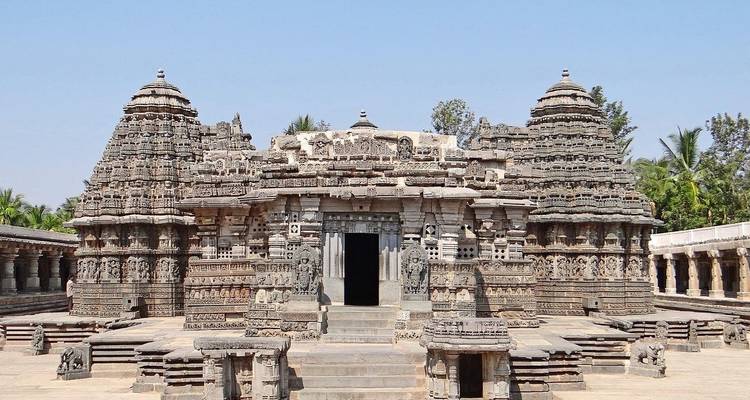 Templo de piedra intrincadamente tallado con cielos despejados.