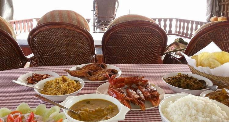 Mesa llena de una variedad de platos locales.