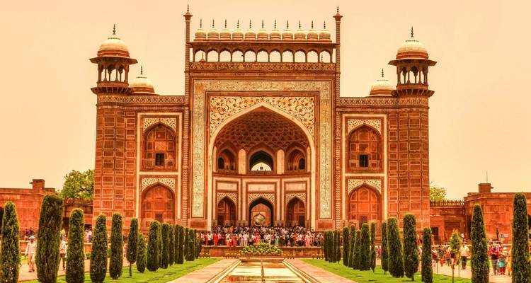 Porte de l'Inde avec des touristes et des bâtiments.