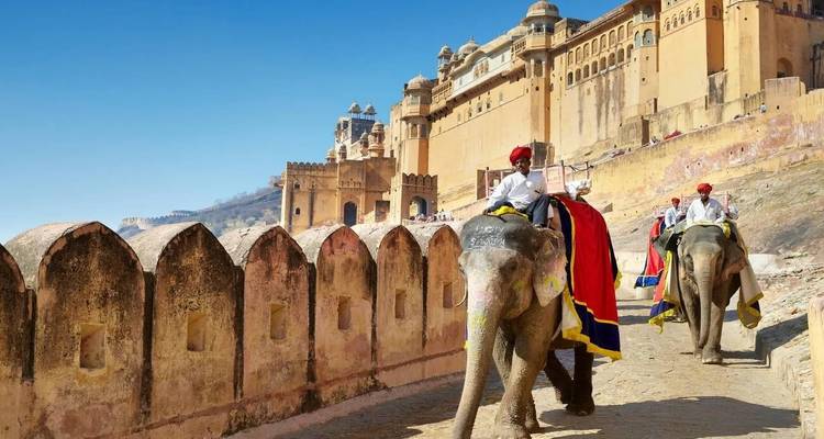 Éléphants transportant des personnes dans un fort.