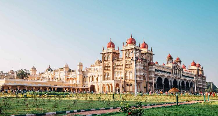 Église avec architecture gothique et palmiers.
