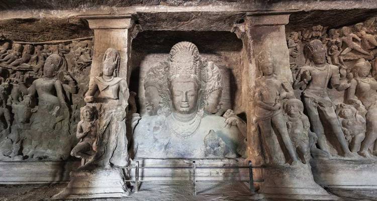 Sculptures et gravures anciennes taillées dans la roche.