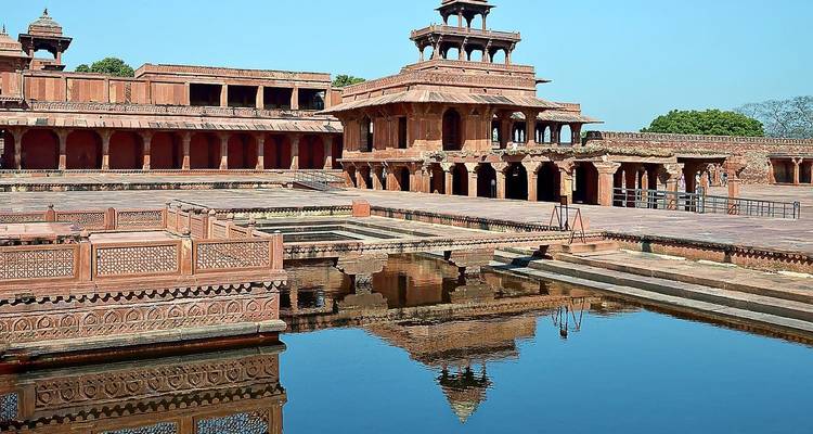 Complexe de Fatehpur Sikri sous un ciel dégagé.