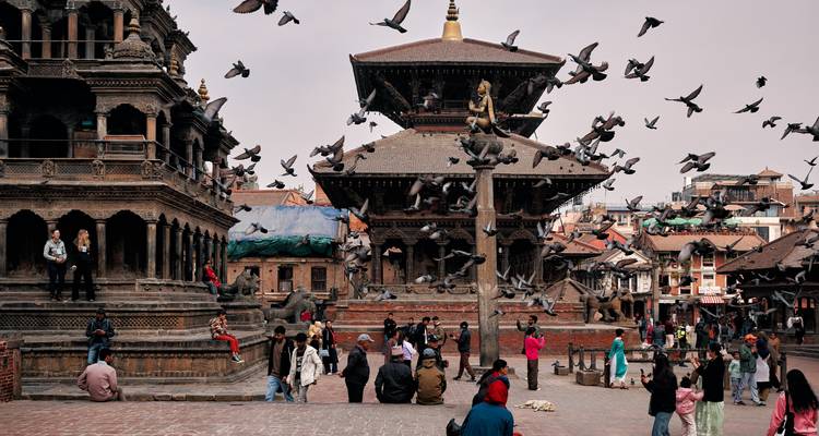 Kathmandu Durbar Square met duiven en mensen.