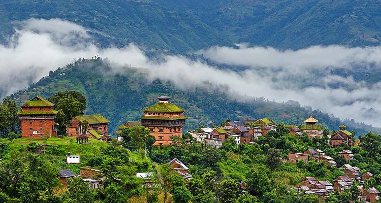 Nuwakot dorp met weelderige heuvels en mist.