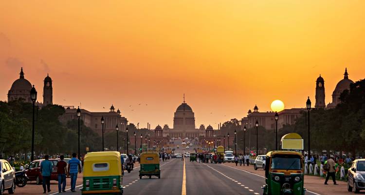 Sonnenuntergang am Rajpath mit Rashtrapati Bhavan in Delhi.