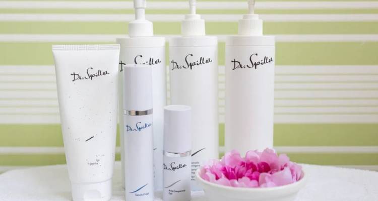 Une collection de produits de soins pour la peau sur un bureau.