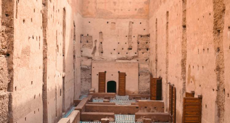 Innenraum einer antiken Ruine mit offenen Mauern und altem Mauerwerk.