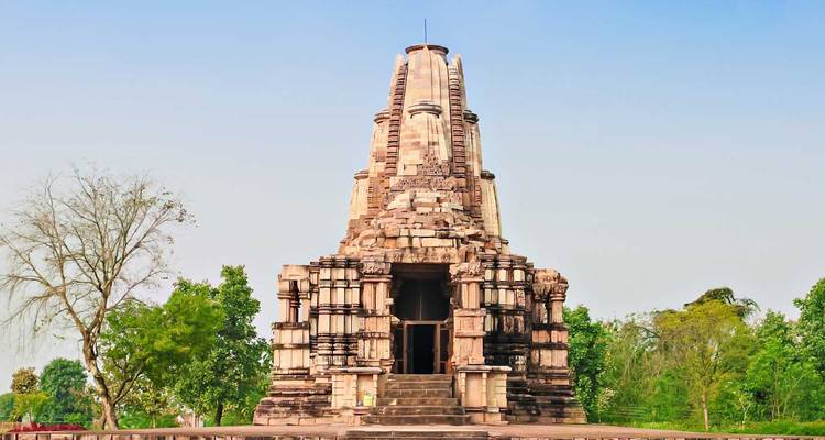 Templo antiguo rodeado de árboles.