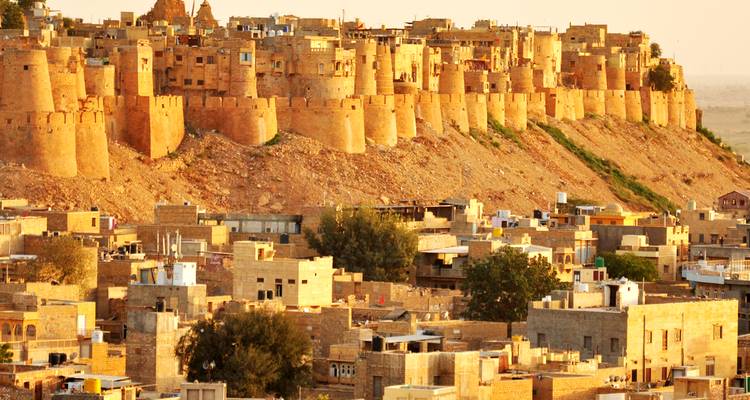 Fuerte dorado con vista a una ciudad con casas.