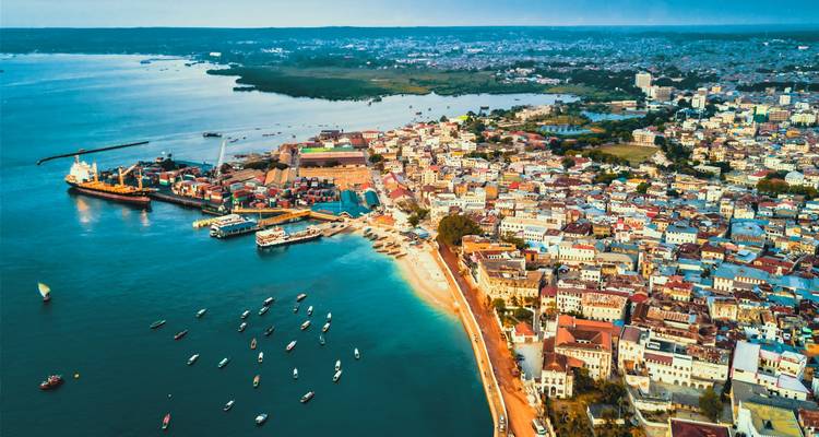 Vue aérienne d'une ville au bord de la mer.