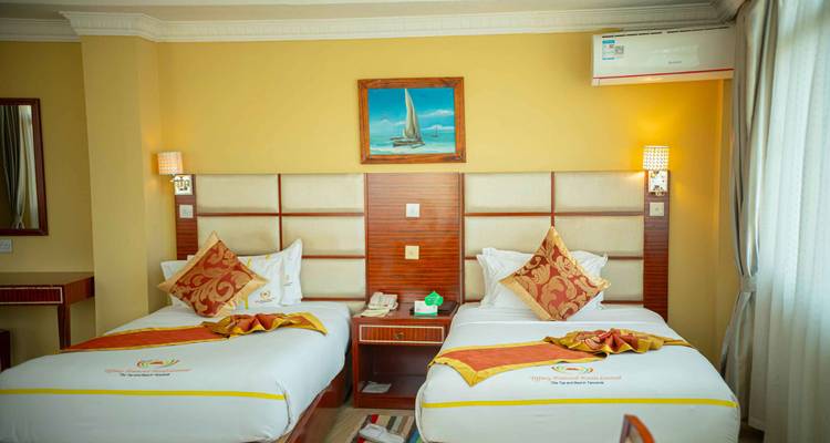 Intérieur d'une chambre d'hôtel avec lits jumeaux et décoration nautique.