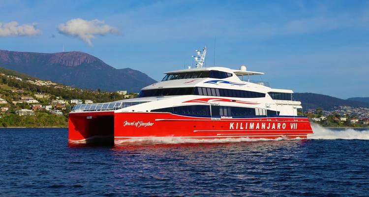 Un grand ferry se déplaçant sur l'eau.