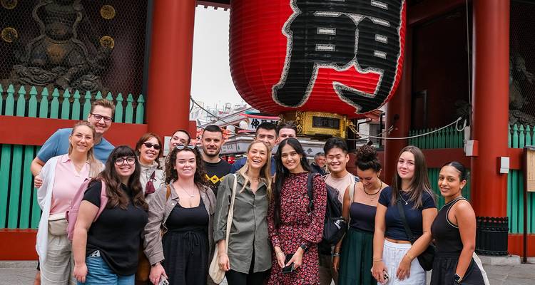 Groupe de touristes à une porte célèbre au Japon.